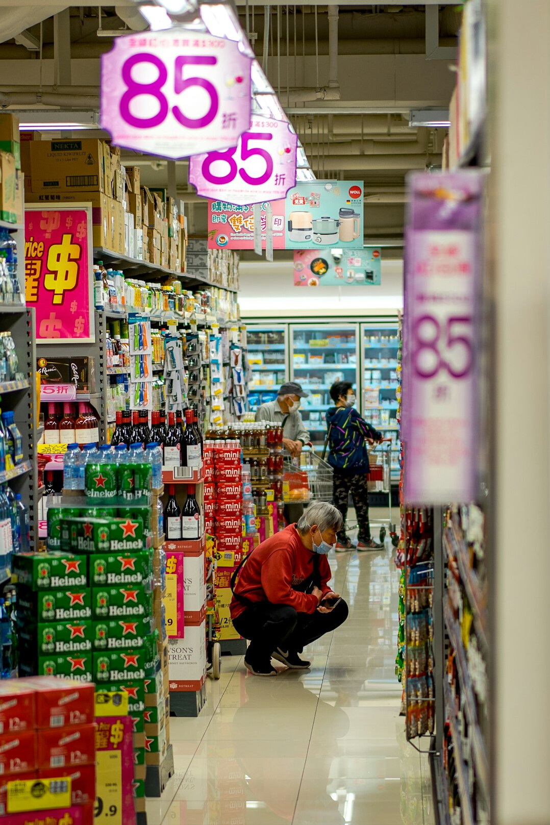 store detective in supermarket