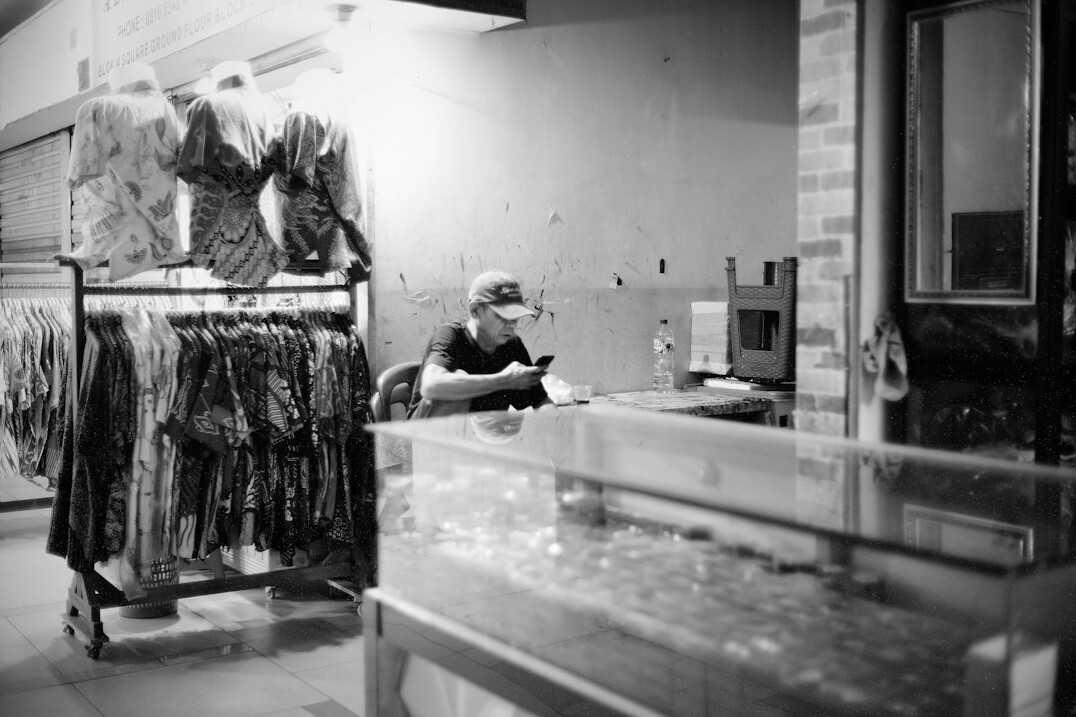 undercover detective in retail